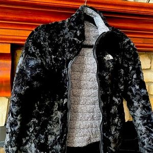 Northface reversible Black winter jacket. Brand new condition. Girls size 10/12